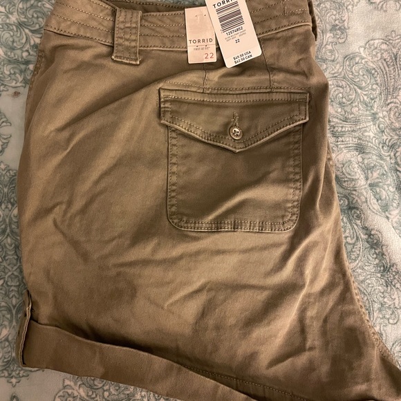 NWT TORRID MILITARY SHORT SHORT - TWILL LIGHT OLIVE GREEN SIZE 22 - Picture 3 of 3